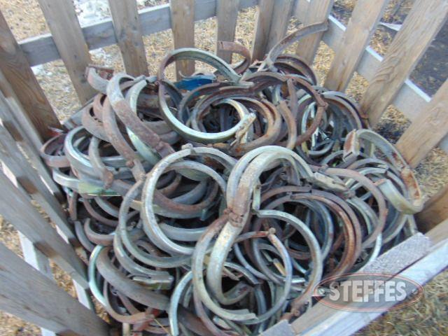 Crate of 8- irrigation pipe - clamps, approx. 118_1.jpg